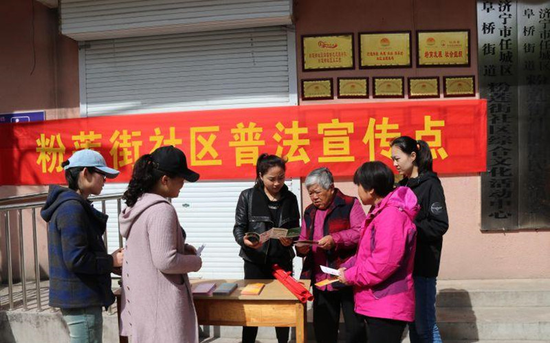 阜桥街道粉莲街社区工作人员开展国家安全日知识宣传.jpg